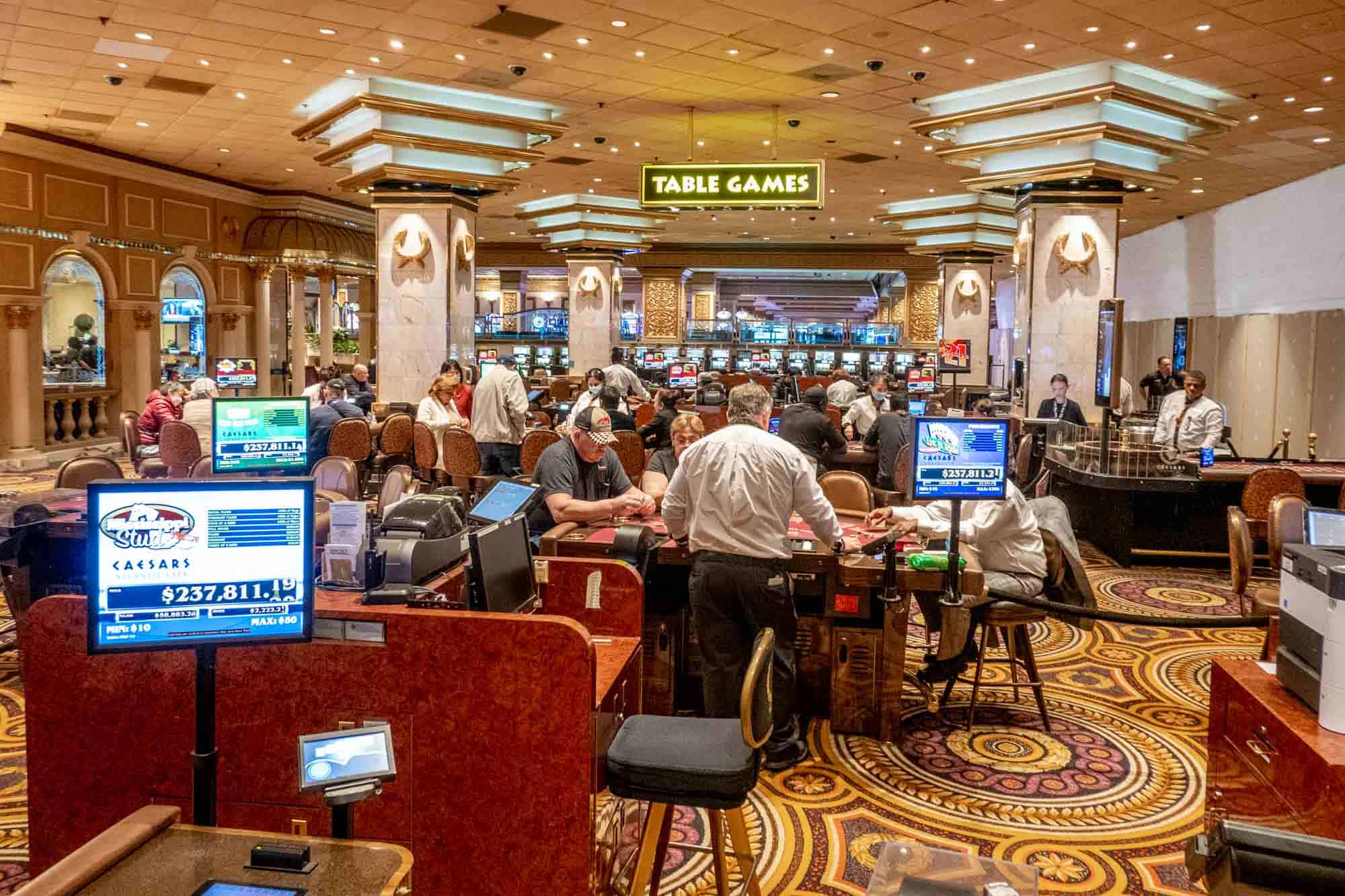 Slot Makinelerinde Jackpot Peşinde: Stratejiler ve İpuçları